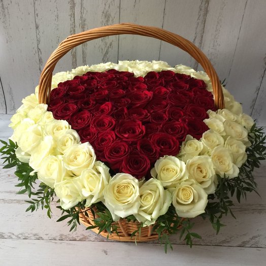 Сердце из роз в корзине Люблю