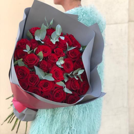 35 rosas con eucalipto
