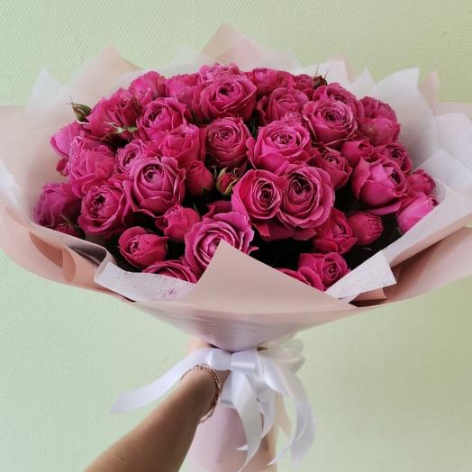 Ramo de rosas arbustivas en forma de peonía