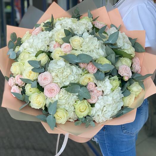 Ramo prefabricado con Hortensia y rosas en forma de peonía