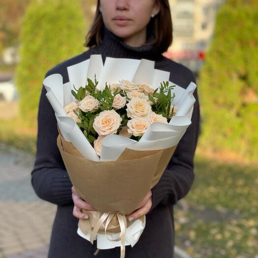 Букет кустовой кремовой розы