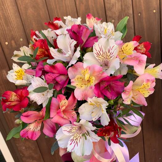 Альстромерии разноцветные в шляпной коробке