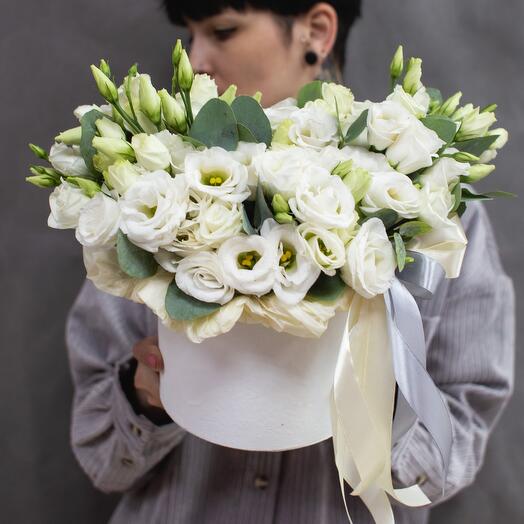 Caja de eustoma blanco y eucalipto