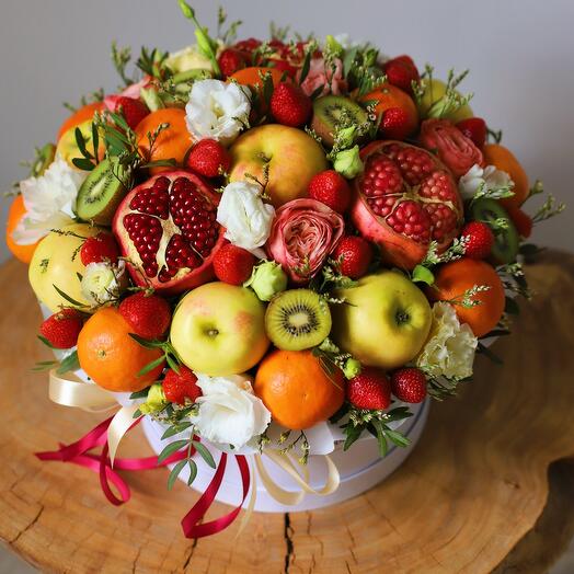 Un ramo de frutas y flores es grande