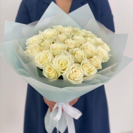 25 білих троянд