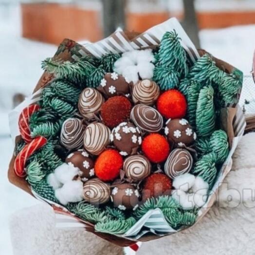 Bouquet of strawberries "New Year"