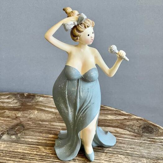 Lady singer in a silver dress