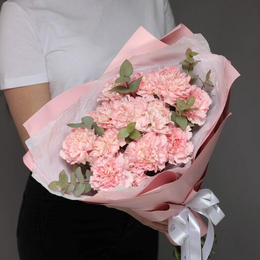 Букет 13 розовых гвоздик с эвкалиптом Cherish