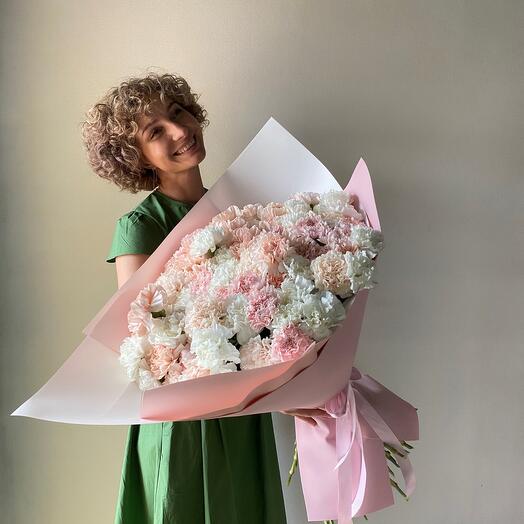 Ramo y Dianthus (claveles) en tonos claros