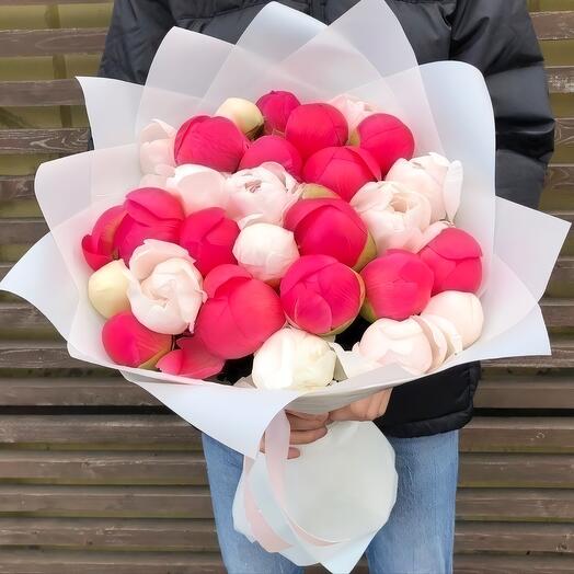 Bouquet of peonies of two varieties (29)