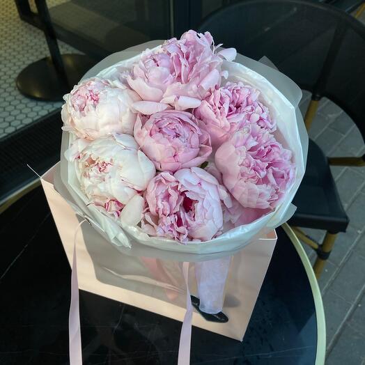 Ramo de peonías rosas
