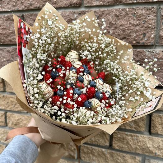 Ramo con fresas y gypsophila