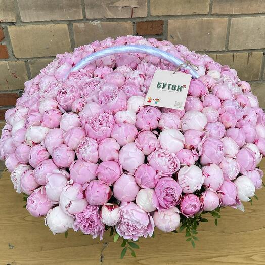 Пионы в корзине