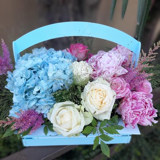 52) Корзина с гортензией и пионами