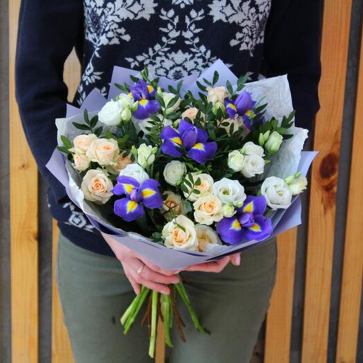 Ramo de rosas, iris y eustoma
