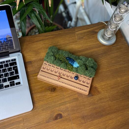 Desktop "Perpetual calendar" made of solid wood with moss
