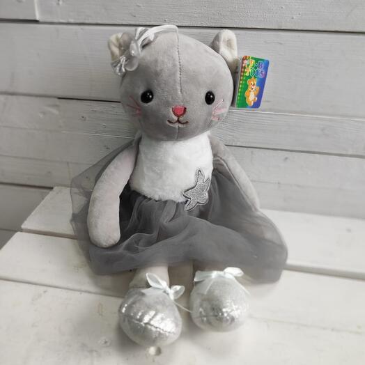 Милая кошечка серая