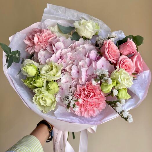 Ramo prefabricado con Hortensia rosa, Dianthus y rosa arbusto combinado con eustoma blanco "Pink ball"