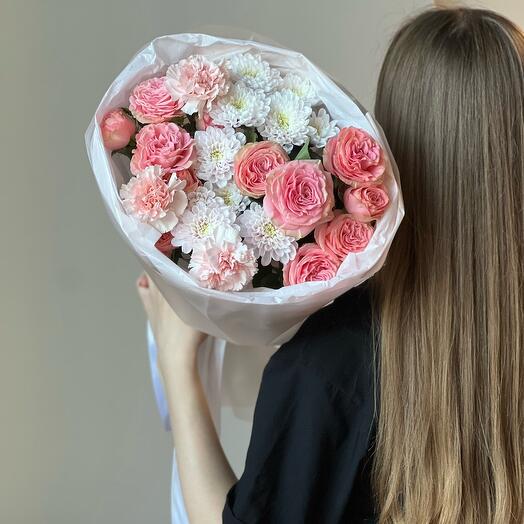 Пышный букет из кустовых роз и хризантем💗