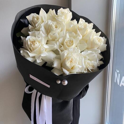 White Ecuadorian inverted roses in black decoration