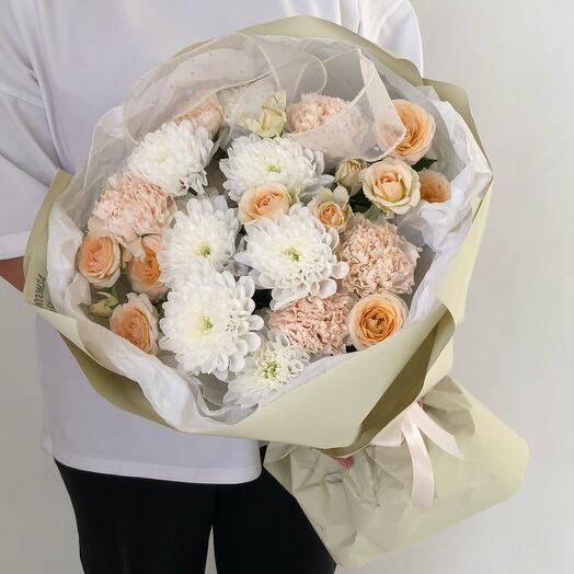 Бело-кремовый букет с кустовыми розами, хризантемами и диантусами "M"