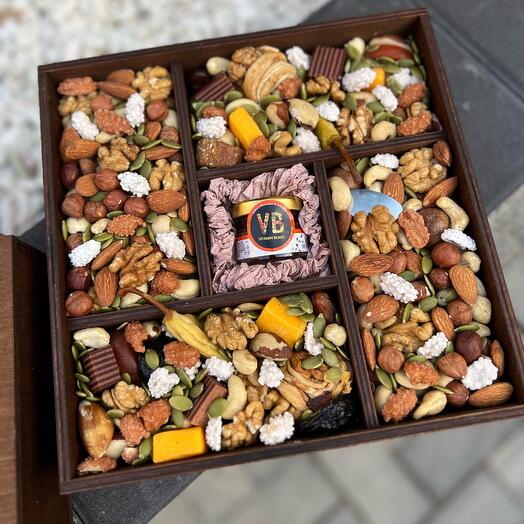 Набор с орехами и сухофруктами