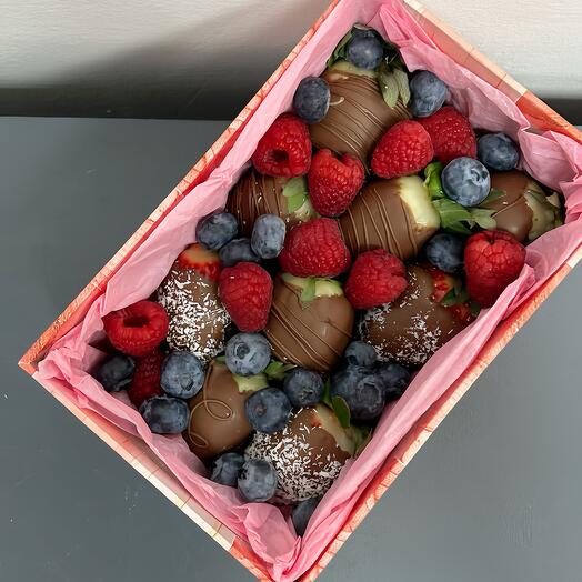 Fresas cubiertas de chocolate con arándanos y frambuesas