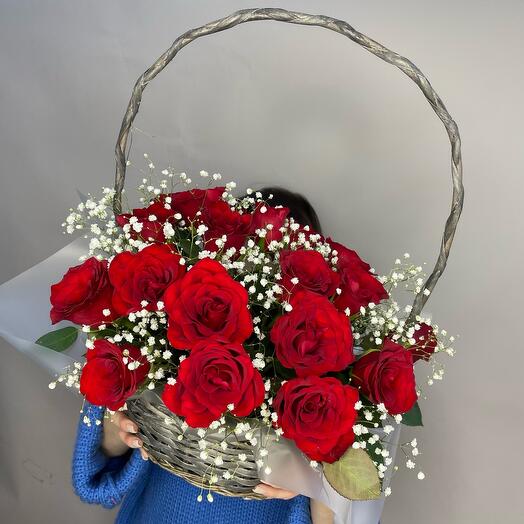 Корзина из красных роз и гипсофилы️️️