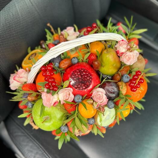 Корзина с цветами, фруктами, сухофруктами
