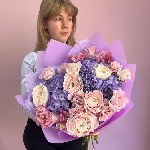 Bouquet with ranunculus and hydrangea