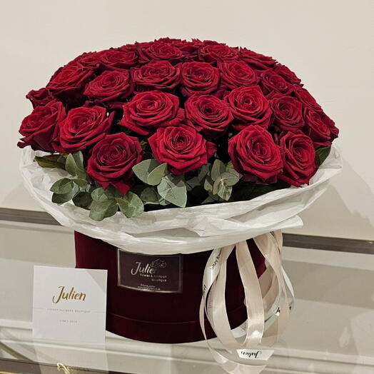 50 red roses in the hatbox