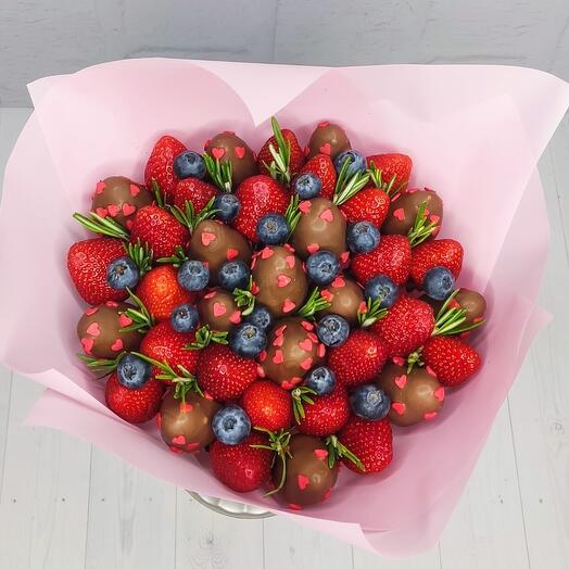 Букет из не крупной клубники в шоколаде диаметр 10-15см/ цветы/подарки/8 марта