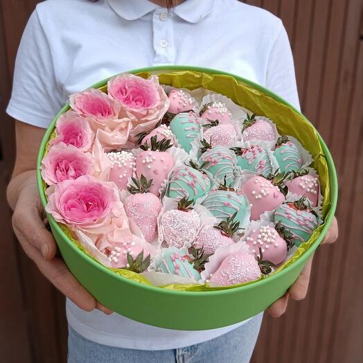 Клубника 🍓 в шоколаде в коробке с розами