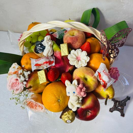 Корзина с фруктами и вареньем