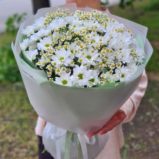 Букет из хризантем и танацетума