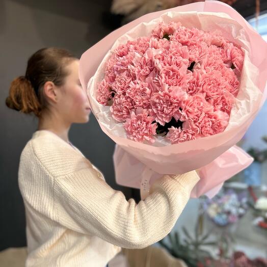 Monobucket of pink carnations/dianthuses 23pcs