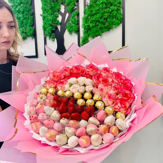Букет из клубники , живых цветов и конфет фереро