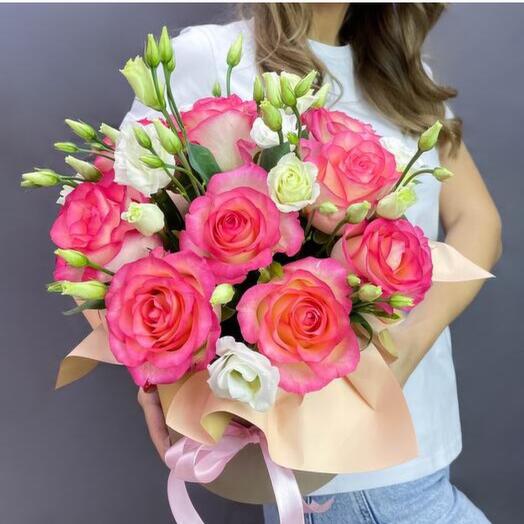 Розы с эустомой в коробке