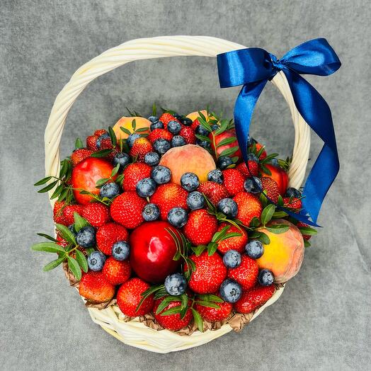 Фруктовая корзина с клубникой, персиками и нектаринами