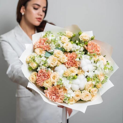 Original bouquet in peach color scheme