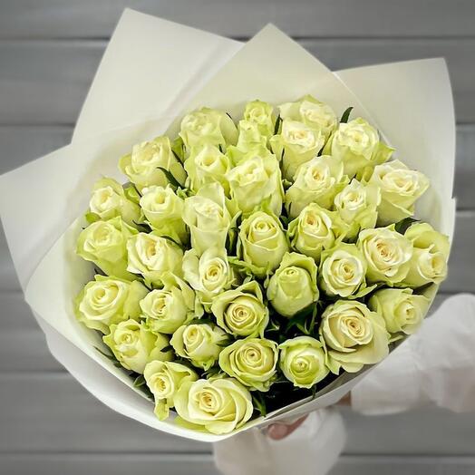 35 белых роз