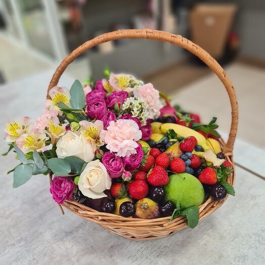 Корзина с цветами и фруктами