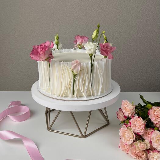 Торт с живыми цветами и вафельной бумагой