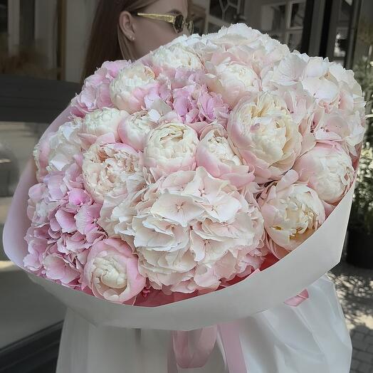 Нежный букет. Розовые гортензии и .пионы