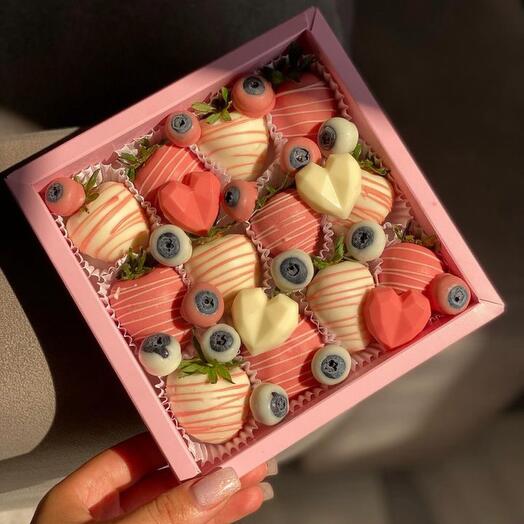 Подарочный набор клубники в шоколаде с ягодами