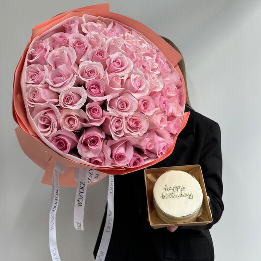 Комбо из 51 светло-розовой розы и бенто тортика