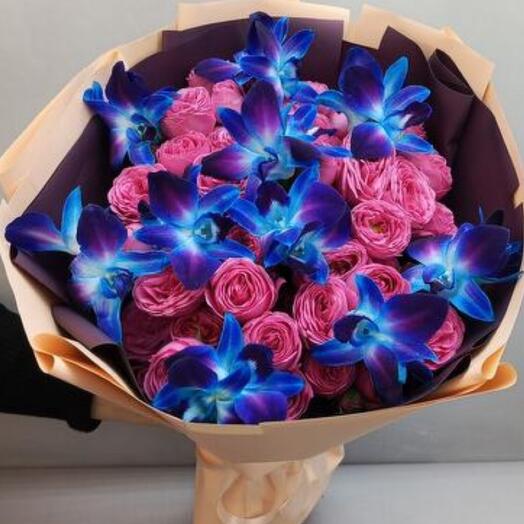 Bouquet of peony-shaped roses and orchids cosmos