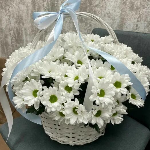 Корзина с хризантемами ромашками