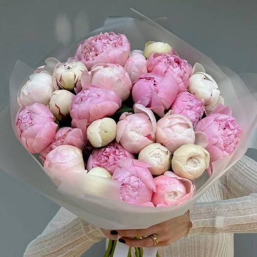 Bouquet of assorted peonies