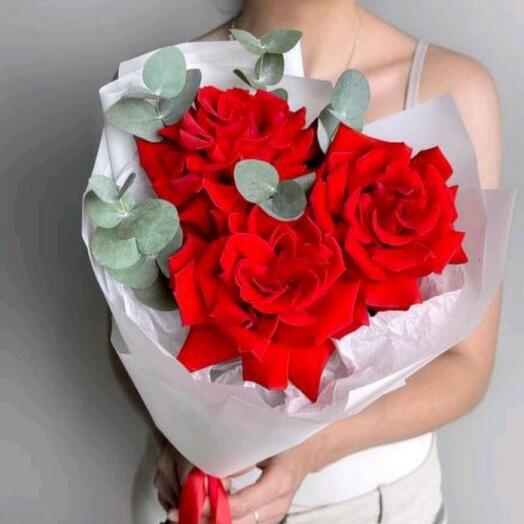 Ramo de rosas francesas con eucalipto